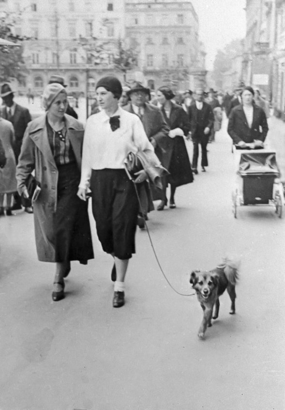 Erna Rosenstein z koleżanką i psem Czorcikiem