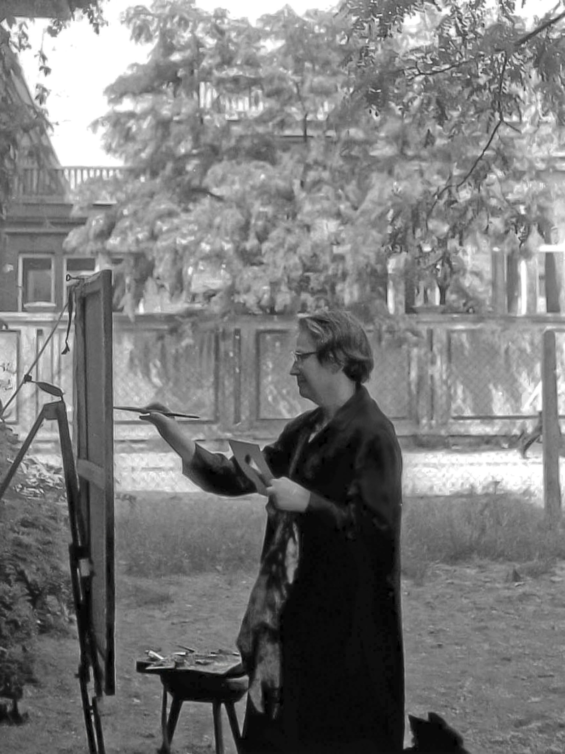 Erna Rosenstein ze sztalugami przed domem przy ul Iwickiej