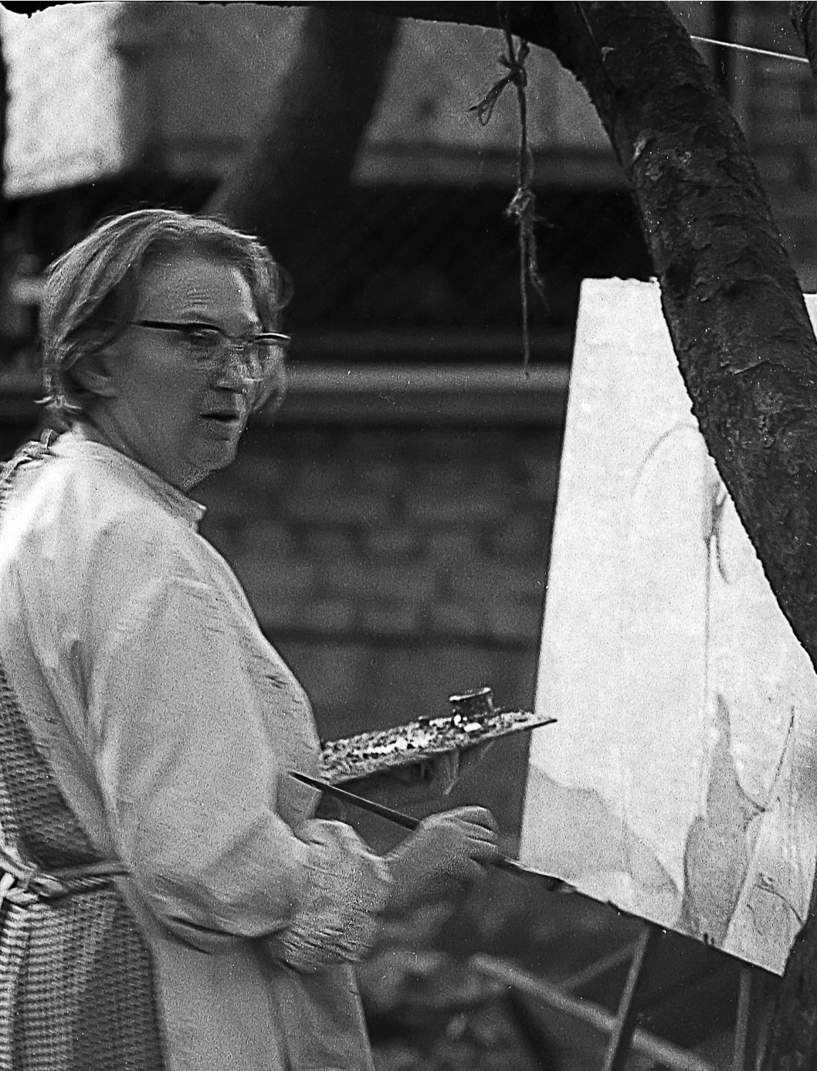 Erna Rosenstein ze sztalugami, lata 80 te,  podwórko domu przy ul Karłowicza