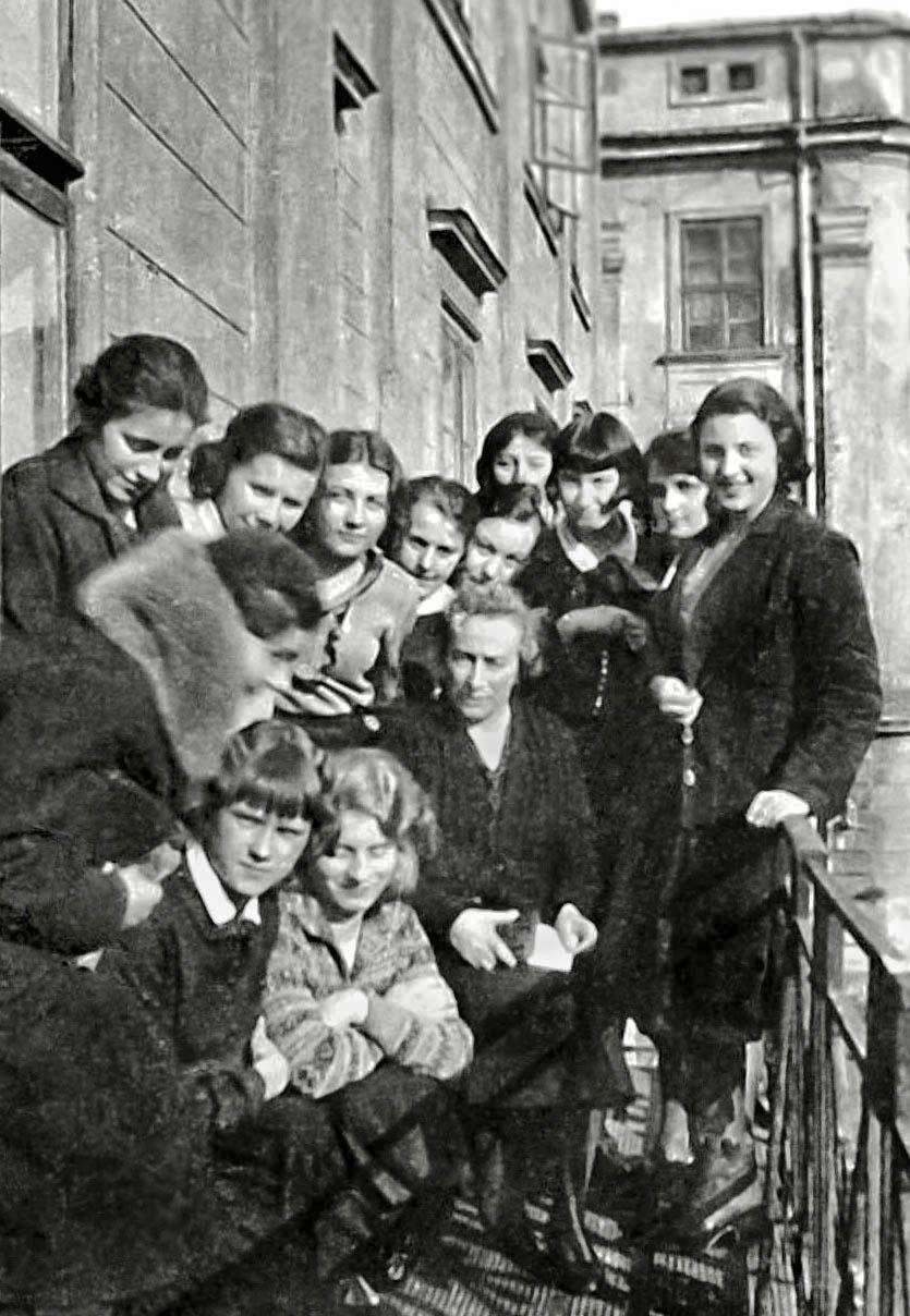Erna Rosenstein  z innymi studentkami -na ganku Wiener Frauen Akademie - Wiedeń 1932